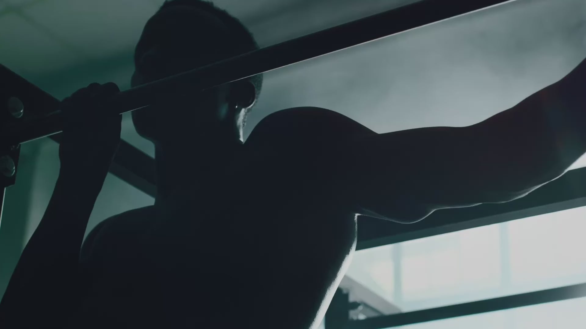 Läs in video: Showreel of men training in cinematic settings